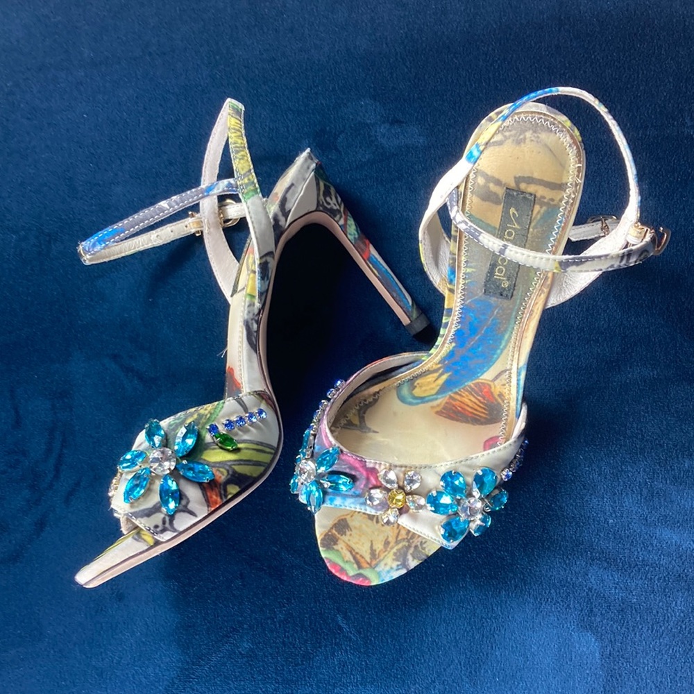 Classical (brand) Slingback Heels SUPER CUTE!